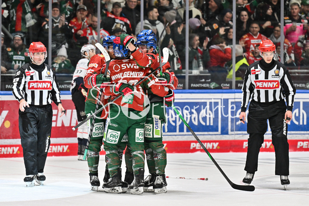 Augsburger Panther - Nürnberg Ice Tigers | AUGSBURG, GERMANY - 23. DECEMBER: Jubel der Panther nach dem Treffer zum 2-2 durch Alexander BLANK (Augsburger Panther 26) / Tor / Torschuetze / Freude / Happy während dem Match zwischen den Augsburger Panthern und den Nürnberg Ice Tigers am 31. Spieltag der Penny DEL im Curt Frenzel Stadion