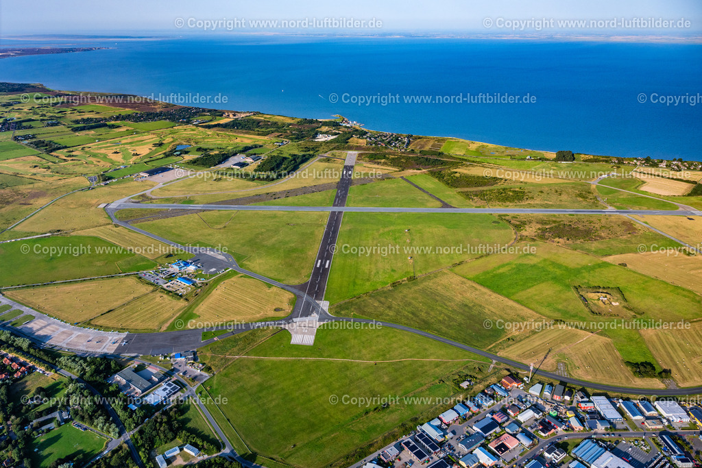 Sylt_Westerland_Flughafen_Airport_ELS_0987130825 | SYLT 21.06.2025 Start- und Landebahnen mit Rollwegen Hangaranlagen und Terminals auf dem Gelände des Flughafen Westerland auf der Insel Sylt im Bundesland Schleswig-Holstein, Deutschland. // Runway with hangar taxiways and terminals on the grounds of the airport Westerland at the island Sylt in the state Schleswig-Holstein, Germany. Foto: Martin Elsen
