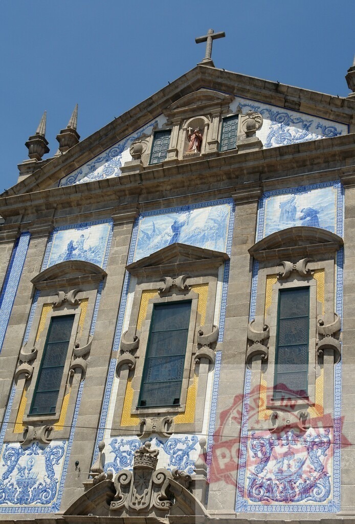 Igreja dos Congregados azulejo tiles architecture in Porto, Portugal | Porto church facade showing intricate blue and white azulejo tiles and baroque architecture - Realisiert mit Pictrs.com