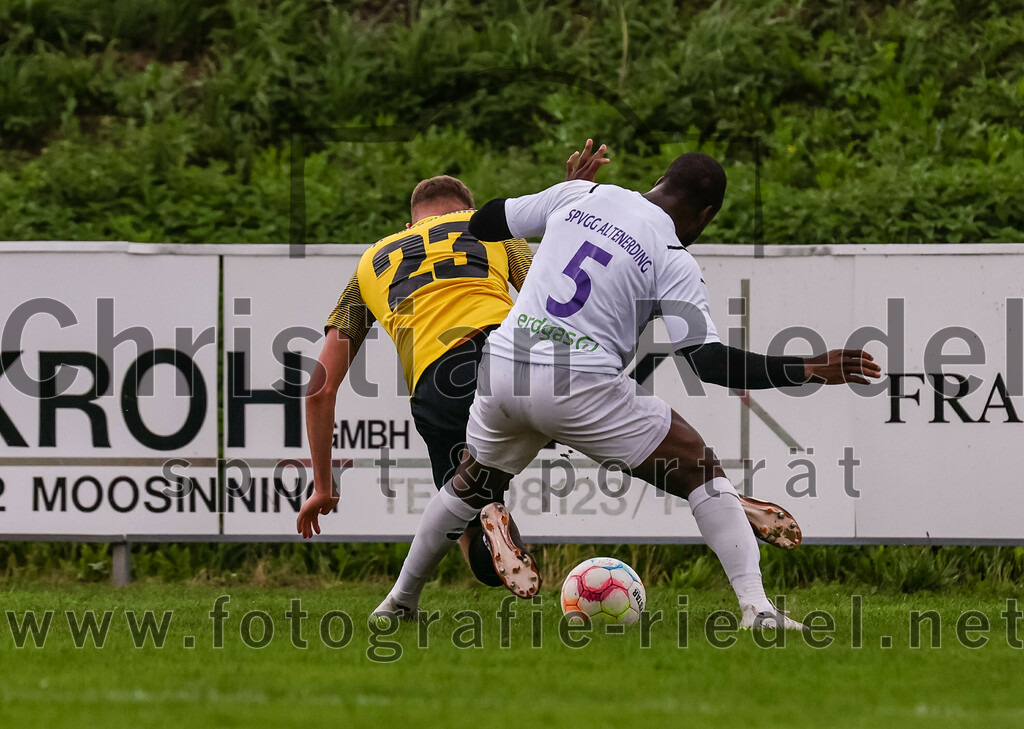 2023-08-09_014_FC_Moosinning_II_gegen_SpVgg_Altenerding | Moosinning, Deutschland, 09.08.2023:
Fußball, Kreisliga 2023 / 2024, 3. Spieltag, FC Moosinning II gegen SpVgg Altenerding, Endergebnis: 1:1

Christoph Kollmannsberger (FC Moosinning, #23), Ridwan Bello (SpVgg Altenerding, #5)

Foto: Christian Riedel / fotografie-riedel.net