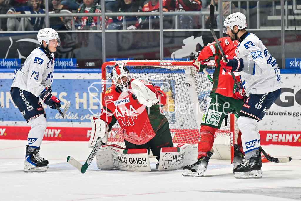 Augsburger Panther - Adler Mannheim | Zach SOLOW (Adler Mannheim 73) kommt nicht mehr an den Puck, den Peyton JONES (Augsburger Panther 41) in seiner Fanghand hat / DEL: Augsburger Panther - Adler Mannheim; Curt Frenzel Stadion am 14.09.2025
