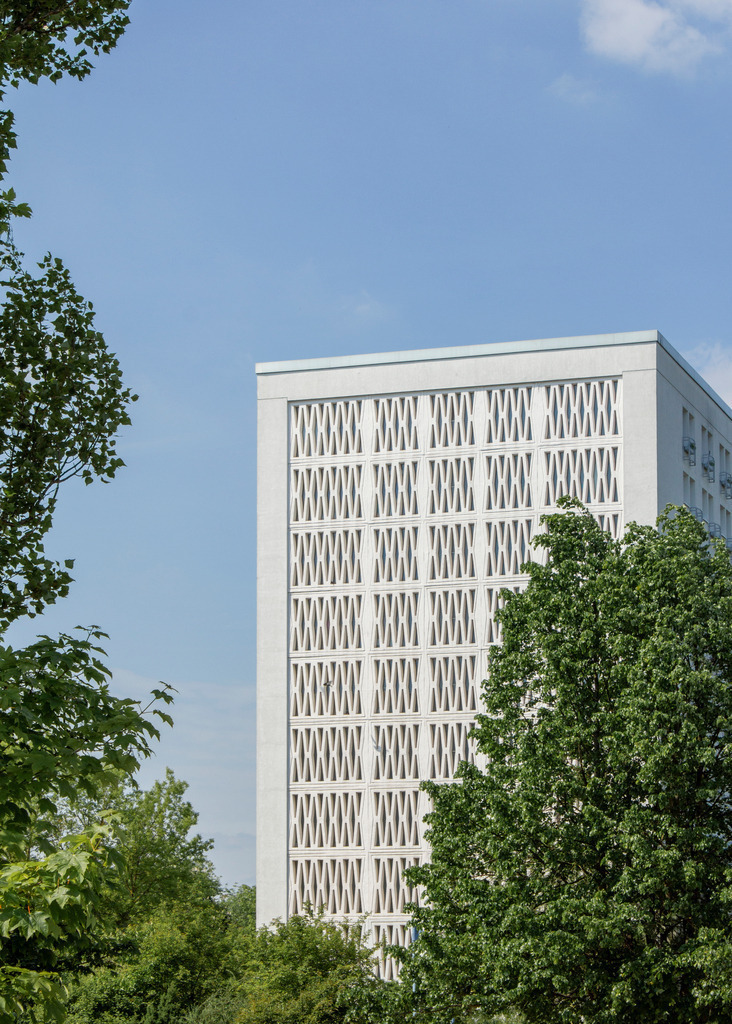 Halle-Neustadt | Strukturfassadenplatten an dem Giebel von Block 10 – Ostmoderne - Realisiert mit Pictrs.com