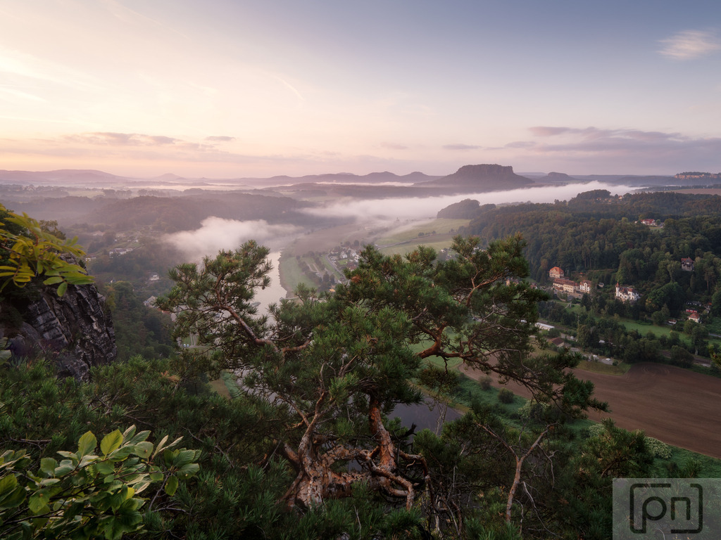 Elbsandsteingebirge | "Bilderbuchlandschaft: Die Bastei in der Sächsischen Schweiz bei Sonnenaufgang."

Diese Bilder erzählen Geschichten von Ruhe, Erneuerung und der unvergesslichen Schönheit der Natur. Die Bastei beim Sonnenaufgang ist ein Ort, an dem Fotografie zur Kunst wird und die Magie der Landschaft in jedem Bild spürbar ist.