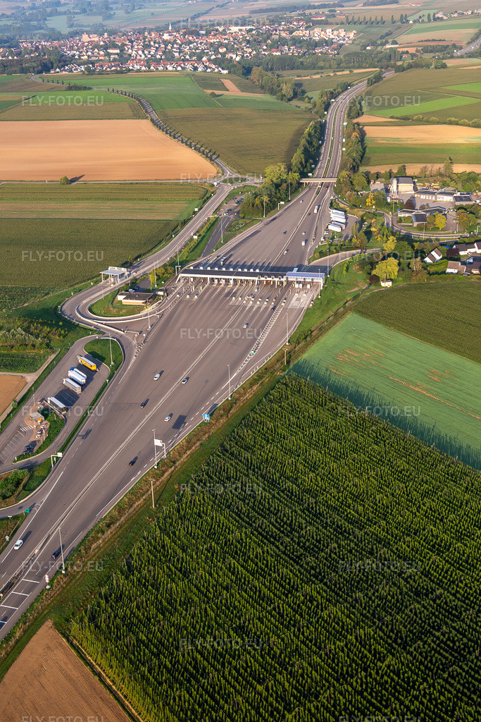 Vue aérienne: Péage de l'autoroute Hochfelden Sanef A4 à Schwindratzheim dans le département Bas Rhin, France – .Photo: IMG_138063.jpg prise le 19/08/2023 par Werner Riehm/FLY-FOTO.eu – Résolution de l'original: 3648 x 5472 px – SANEF.COM