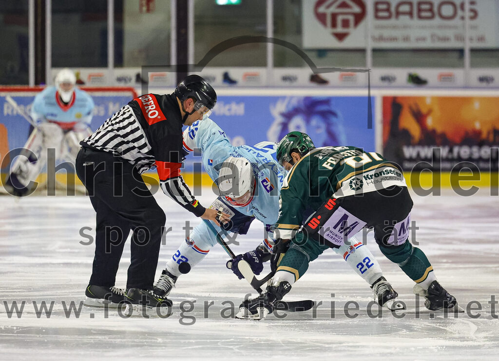 2025-12-23_033_TSV_Erding_gegen_Heilbronner_Falken | Erding, Deutschland, 23.12.2025:Eishockey, Oberliga Süd 2025 / 2026, 29. Spieltag, TSV Erding gegen Heilbronner Falken, Endergebnis: 5:4Thore Weyrauch (Heilbronner Falken, #22), Maximilian Forster (Erding Gladiators, #81)Foto: Christian Riedel / fotografie-riedel.net