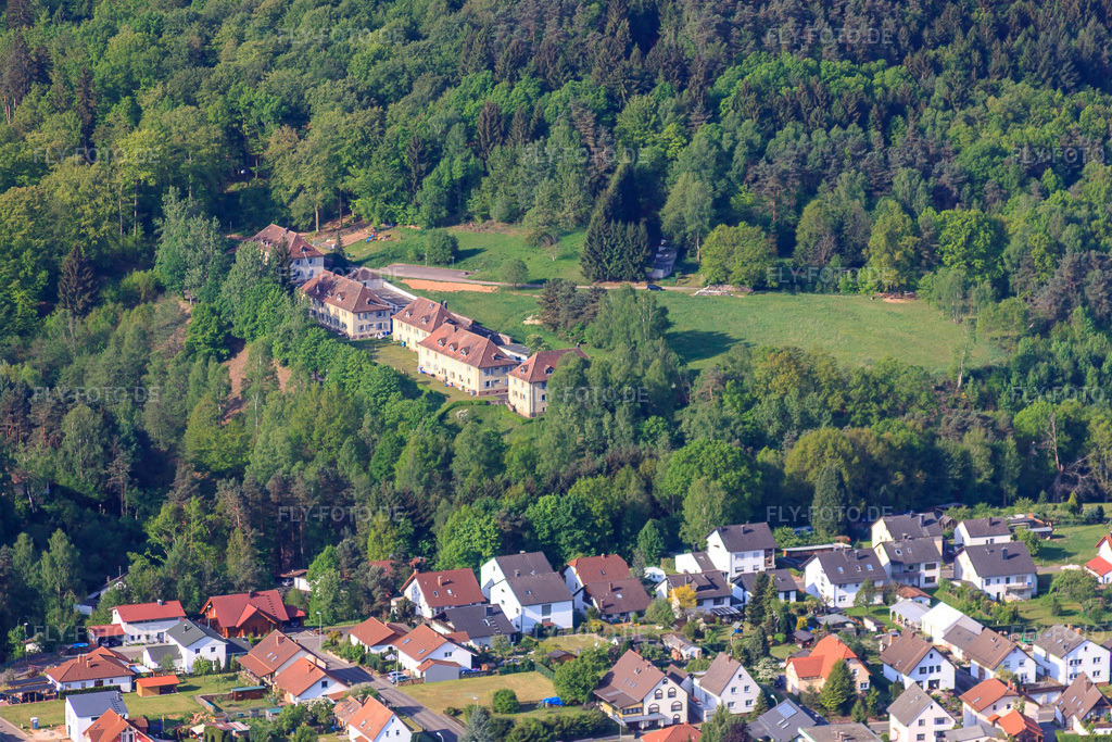 Luftbild: Altschloßstraße 2-8 in Eppenbrunn im Bundesland Rheinland-Pfalz in Deutschland. Foto: IMG_40684.jpg vom 08.05.2011 durch Werner Riehm/FLY-FOTO.de