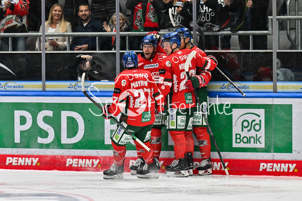 Augsburger Panther - Kölner Haie | Jubel der Panther nach dem Treffer zum 2-1 durch Riley DAMIANI (Augsburger Panther #19) / Tor / Torschuetze / Freude / Happy / DEL: Augsburger Panther - Kölner Haie; Curt Frenzel Stadion am 26.09.2025