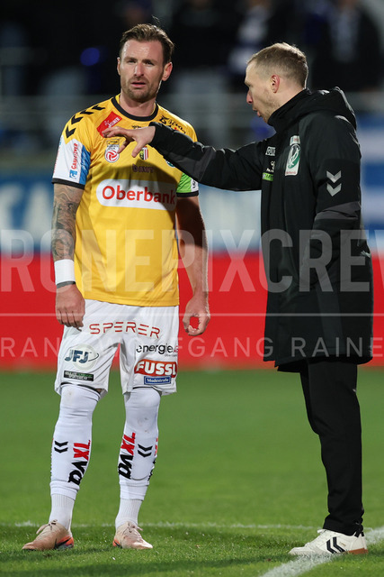 TSV Egger Glas Hartberg vs SV Oberbank Ried – Austrian Bundesliga Match | The image shows Michael Sollbauer (Ried) becomes instructions from headcoach Maximilian Senft (Ried), at the Bundesliga match TSV Hartberg vs SV Ried at Profertil Arena Hartberg. 22.11.2025