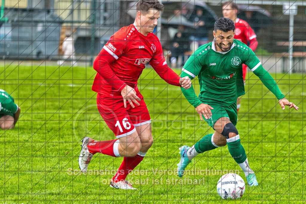 20261011_152536_0120-Bearbeitet_(c)_by_PhotoPeet | Johannes Kör (KSG Eislingen #07) und Simon Schmid (1.FC Donzdorf #16)KSG Eislingen (grün) vs. 1.FC Donzdorf (rot), Fußball, Bezirksliga - Bezirk Neckar/Fils, 07. Spieltag, Saison 2026/2027, Rasensportplatz, Albstraße 69, 73054 Eislingen, 11.10.2026 - 15:00 Uhr,Foto: PhotoPeet / Sport- &amp; Eventfotografie / Peter Harich