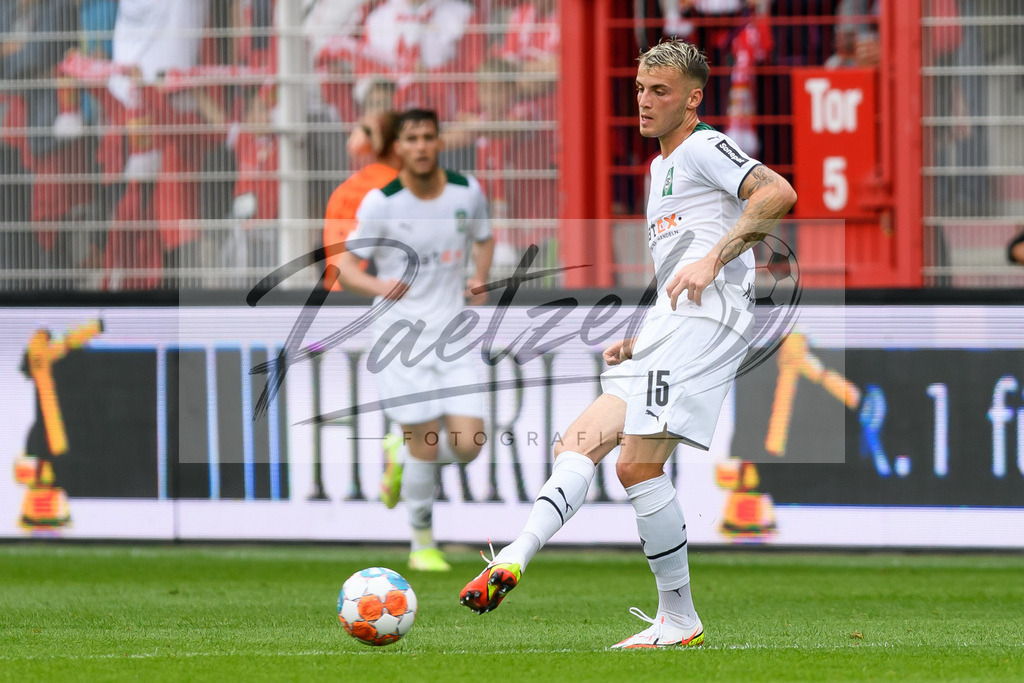 FCUBMG20210829_159 | Fussball, Herren: Jordan Beyer (Borussia Moenchengladbach) in Aktion, am Ball, Einzelaktion beim Spiel der 1. Bundesliga zwischen 1. FC Union Berlin und Borussia Moenchengladbach im Stadion An der Alten Foersterei am 29.08.2021 in Berlin, Deutschland. - Realisiert mit Pictrs.com