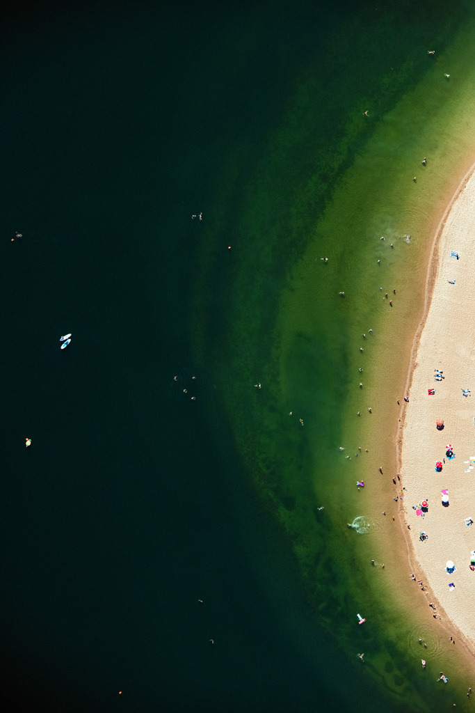 dr__0067499.jpg | PLEINFELD 17.06.2021 Uferbereiche am Sandstrand des Freibades Badestrand Allmannsdorf am Brombachsee in Pleinfeld im Bundesland Bayern, Deutschland. // Sandy beach areas on the Badestrand Allmannsdorf on Brombachsee in Pleinfeld in the state Bavaria, Germany. Foto: Daniel Reiter
