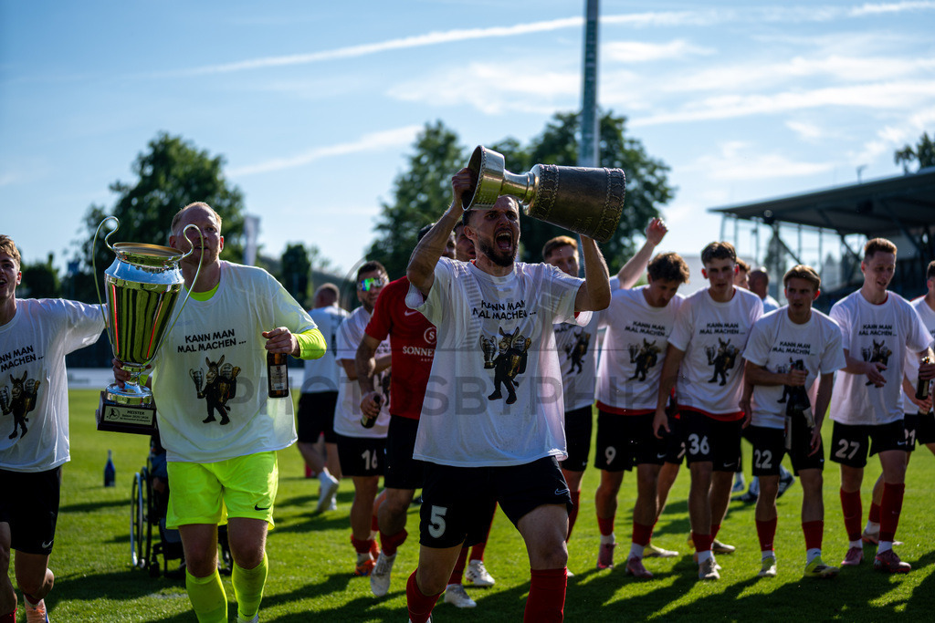 Stuttgarter Kickers vs. SG Sonnenhof Großaspach, Fussball, WFV-Pokal, Finale, 23.05.2026 | Volkan Celiktas (SG Sonnenhof Großaspach, #05) jubelt mit dem Pokal den Fans entgegen,Stuttgarter Kickers vs. SG Sonnenhof Großaspach, Fussball, WFV-Pokal, Finale, 23.05.2026