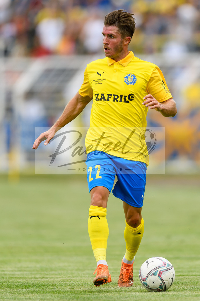 LLELEV20210807_082 | Fussball, Herren: Maik Salewski (1. FC Lokomotive Leipzig) in Aktion, am Ball, Einzelaktion beim Spiel der 1. Runde im DFB-Pokal zwischen 1. FC Lokomotive Leipzig und Bayer 04 Leverkusen im Bruno-Plache-Stadion am 07.08.2021 in Leipzig, Deutschland.DFB / DFL REGULATIONS PROHIBIT ANY USE OF PHOTOGRAPHS AS IMAGE SEQUENCES AND/OR QUASI-VIDEO. - Realisiert mit Pictrs.com