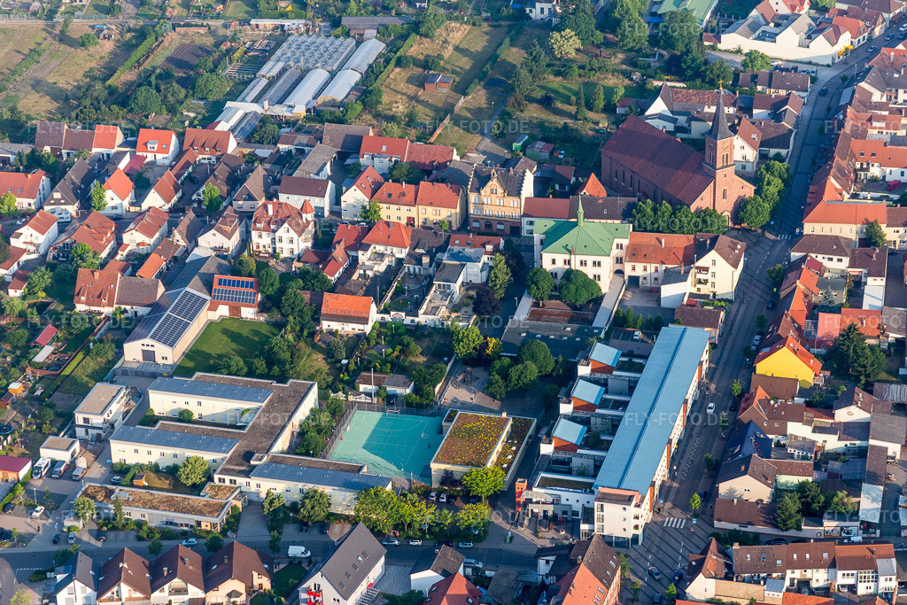 Luftbild: Bolandenschule in Wiesental im Ortsteil Wiesental in Waghäusel im Bundesland Baden-Württemberg in Deutschland. – Foto: IMG_080508.jpg vom 12.06.2015 durch Werner Riehm/FLY-FOTO.de – Auflösung des Originals: 5305 x 3536 px