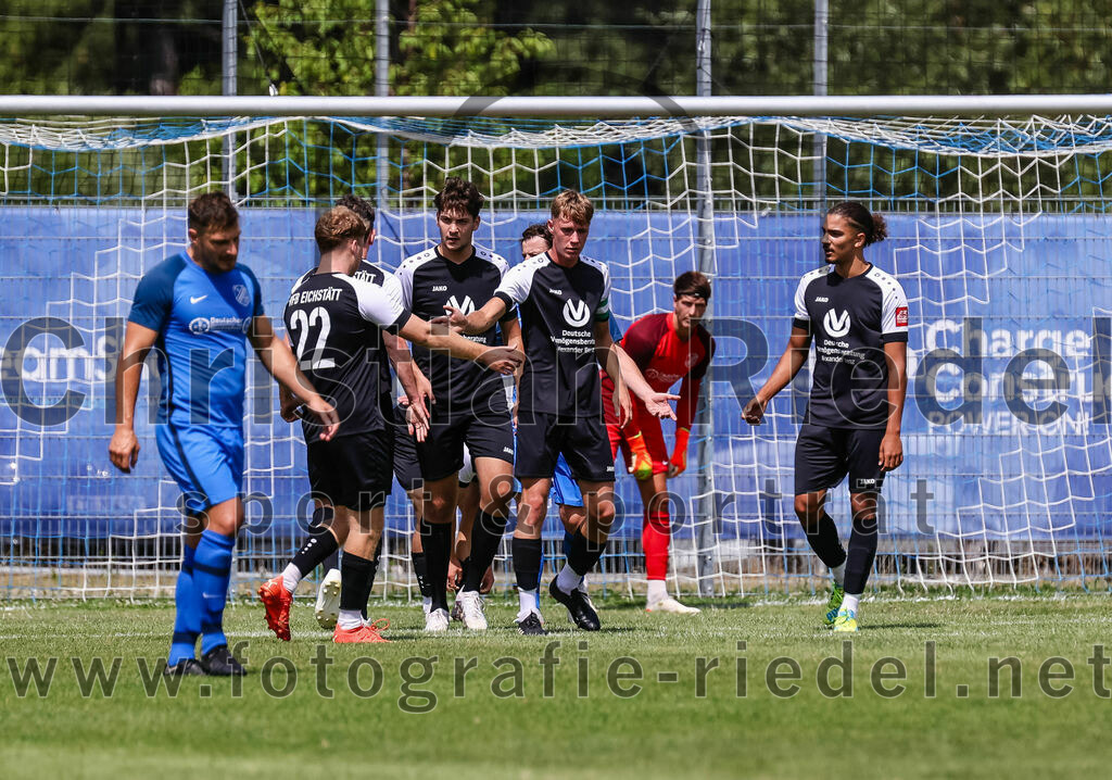 2023-07-22_057_FC_Langengeisling_gegen_VfB_Eichstaett_II | Erding, Deutschland, 22.07.2023:
Fußball, Bezirksliga Oberbayern Ost 2023 / 2024, Testspiel, FC Langengeisling gegen VfB Eichstätt II, Endergebnis: 3:2

Jubel nach dem 1:1 durch Niklas Walter (VFB Eichstätt, #10)
Andreas Buchberger (FC Langengeisling, #6)

Foto: Christian Riedel / fotografie-riedel.net