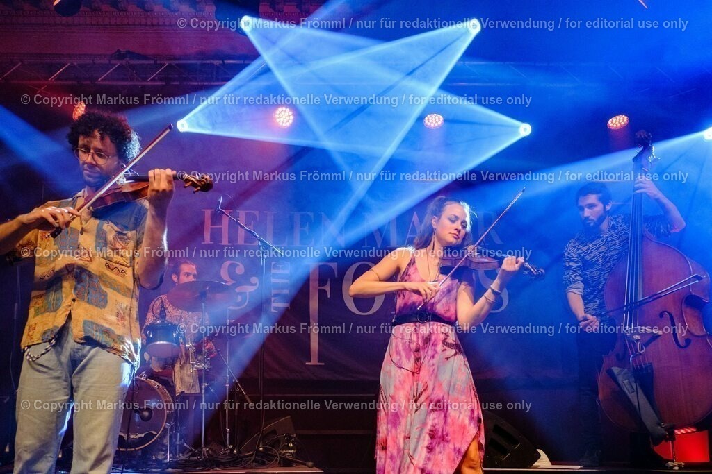 20230728-helen-maier-and-the-folks-008 | Helen Maier &amp; The Folks am Luzern Live Festival. Am Freitag 28. Juli 2023 im Hotel Schweizerhof in Luzern. Helen Maier — Violine / Alexander Graf — Violine, Bratsche / Andreas Gut — Akkordeon / Theo Känzig — Gitarre / Jonas Künzli — Kontrabass / Adrian Böckli — Schlagzeug, Percussion. Foto: Markus Frömml