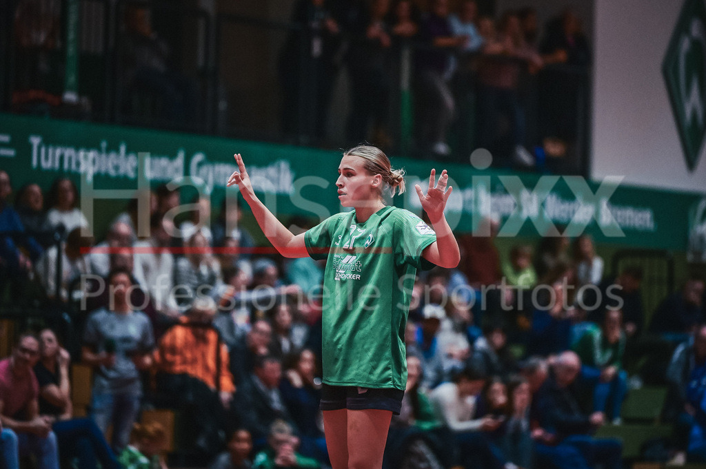Handball, 2. Bundesliga Frauen, SV Werder Bremen - TuS Lintfort | v.li.: Emma Ruwe (SV Werder Bremen, 27) gestikuliert, mit den Armen gestikulieren