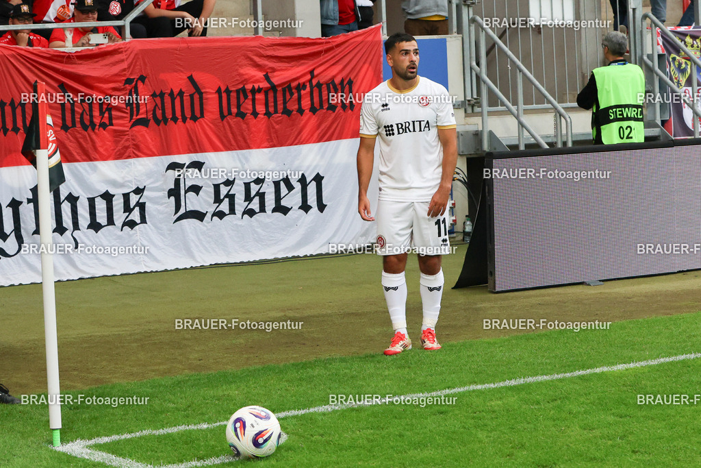 SV Wehen Wiesbaden - Rot-Weiss Essen | Wiesbaden, Deutschland, 22.08.2025Tarik Gözüsirin (SV Wehen Wiesbaden) beim Eckballwährend des drittliga Spiels zwischen SV Wehen Wiesbaden und Rot-Weiss Essen am 22.08.2025 in der BRITA-Arena in Wiesbaden. (Foto von Timo Bluhmki-Schmidt/Brauer Fotoagentur