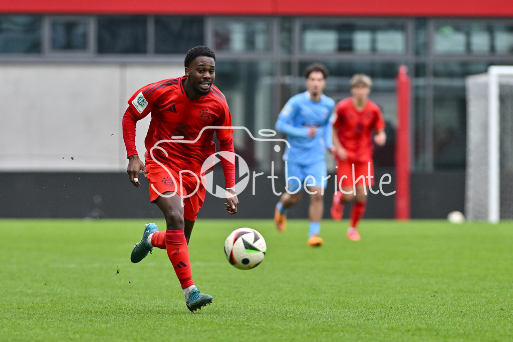 FC Bayern München U19 - TSV 1860 München U19 | am Ball Michael SCOTT (FCB #7) / Freisteller / Einzelfoto / U19 DFB Nachwuchsliga: FC Bayern Muenchen U19 - TSV 1860 Muenchen U19, FC Bayern Campus am 02.11.2024