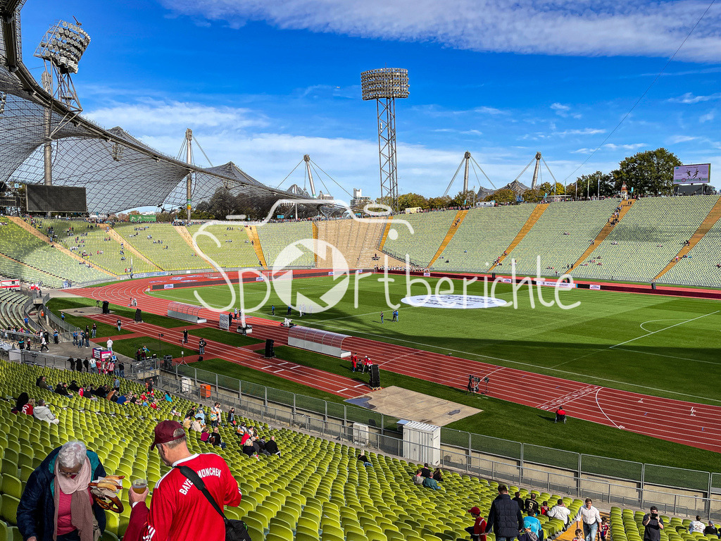 FC Bayern Muenchen - TSV 1860 Muenchen | Das Olympiastadion strahlt in der Herbstsonne / Symbolbild