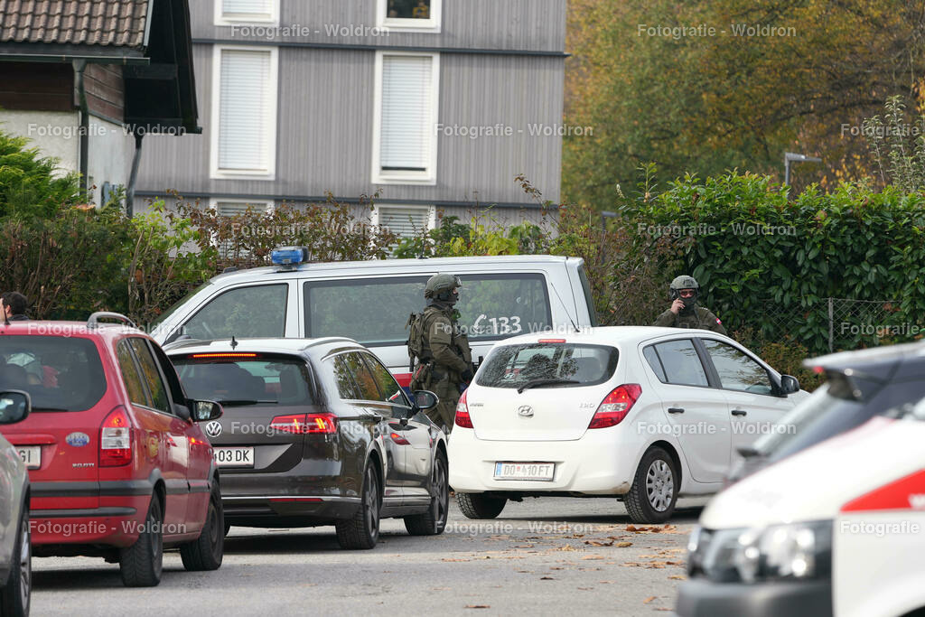20221111 Amoklauf in Mittelschule Haselstauden | DORNBIRN, OESTERREICH - 11. NOVEMBER: Polizeieinsatz waehrend des Amoklaufs in der Mittelschule Haselstauden in Mittelschule Haselstauden on November 11, 2022 in Dornbirn, Austria.
