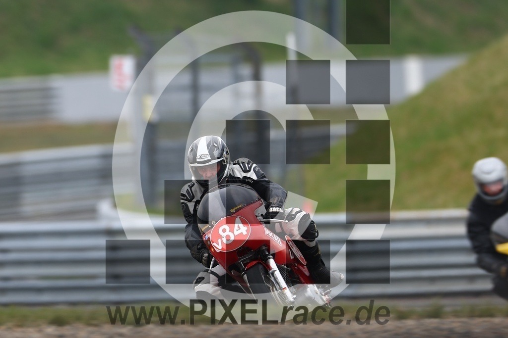0v84-20250413_04865 | Schöne Erinnerungen an spannende Momente - das festzuhalten ist unser Job. PIXELrace.de ist seit 2003 auf den Rennstrecken Europas unterwegs um die Action draußen beim Fahren und die wunderbare Stimmung imm Fahrerlager für euch einzufangen.