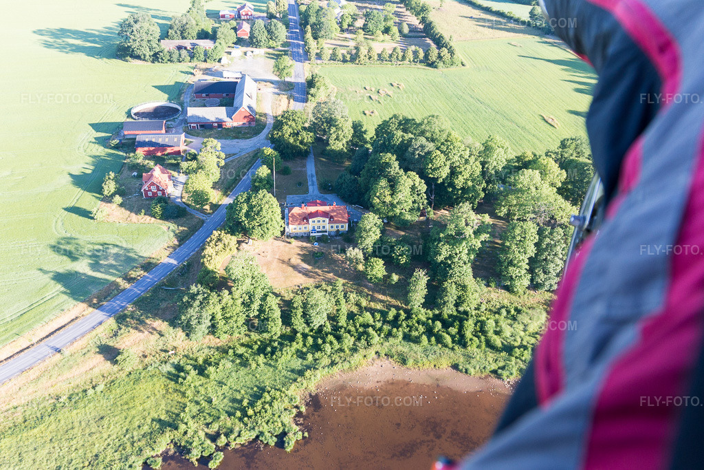 Aerial view: View of the town in Skatelöv in the state Kronoberg, Sweden. – Photo: IMG_108311.jpg taken on 06/30/2018 by Werner Riehm/FLY-FOTO.com – Resolution of the original: 5472 x 3648 px