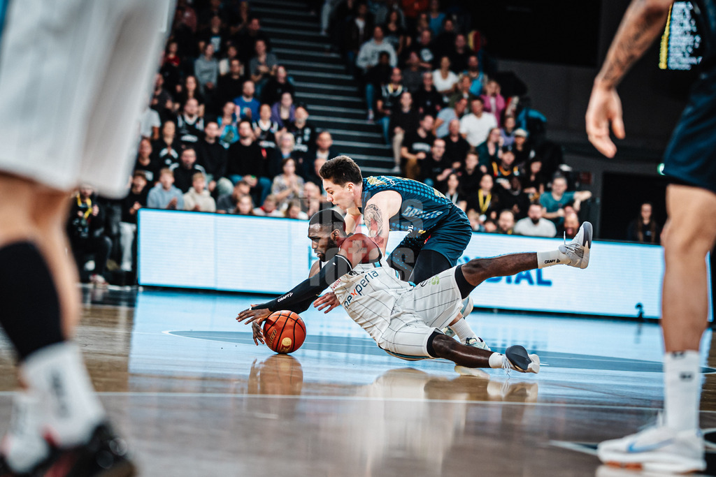 Basketball | Männer | Saison 2024/2025 | easyCredit Basketball Bundesliga | 4. Spieltag | Veolia Towers Hamburg vs. EWE Baskets Oldenburg | 06.10.2024 | Rich Osaro (#3, Veolia Towers Hamburg) gegen Justin Jaworski (#11, EWE Baskets Oldenburg) kämpfen um den Ball