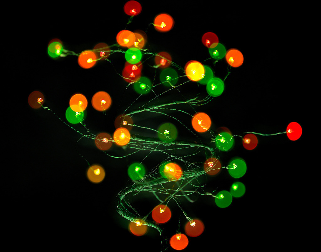 komposition-2012-480 | Ein kleiner künstlicher Weihnachtsbaum aus Drahtgeflecht mit farbigen LED-Leuchten bildete das passende Motiv für diese experimentelle Mehrfachbelichtung. - Realisiert mit Pictrs.com