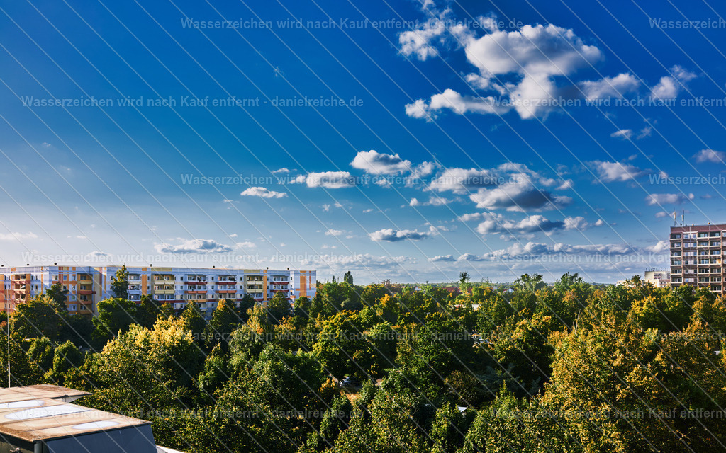 Leipzig Grünau Mitte Blick von Allee-Center Richtung Ulmer Straße (Herbst 2025) | Leipzig Grünau Mitte Blick von Allee-Center Richtung Ulmer Straße (Herbst 2025) - Realisiert mit Pictrs.com