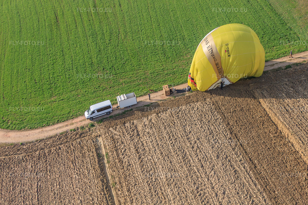 Vue aérienne: Atterrissage de la montgolfière D-OWKW sur un chemin de terre à Gunstett dans le département Bas Rhin, France – .Photo: IMG_63781.jpg prise le 30/03/2014 par Werner Riehm/FLY-FOTO.eu – Résolution de l'original: 4752 x 3168 px