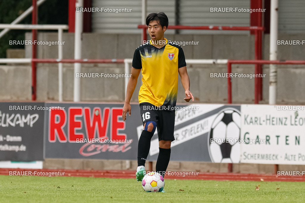 1_SVSKFC_20250726_0980.JPG -  - SV Schermbeck - KFC Uerdingen  - Testspiel | Schermbeck, Deutschland, 26.07.25: Seongsun You (KFC Uerdingen) in Aktion, am Ball, Einzelaktion während des Testspiel Spiels zwischen SV Schermbeck - KFC Uerdingen  in der Volksbank Arena am 26. July 2025 in Schermbeck, Deutschland. (Foto von Stefan Brauer/Brauer-Fotoagentur)