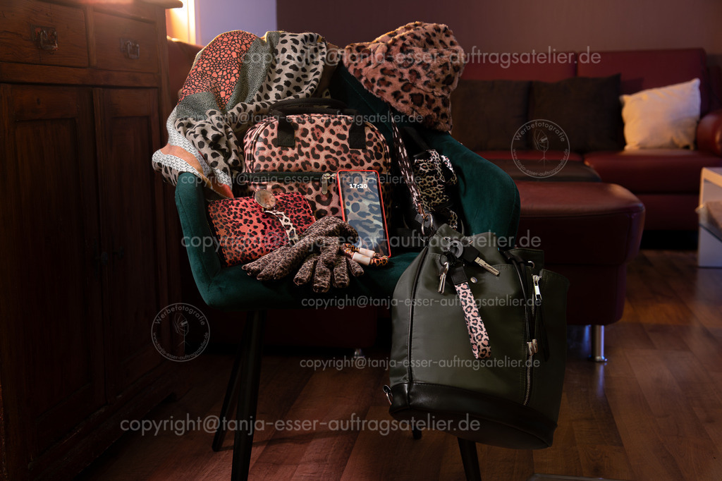 Raubtier Garderbobe D | Raubtier Garderobe mit Leopard Muster auf Taschen Schals Muetzen, Schnürsenkeln und Handschuhen inklusiv Smartphone Displayschutz als Statement für femininen Style.