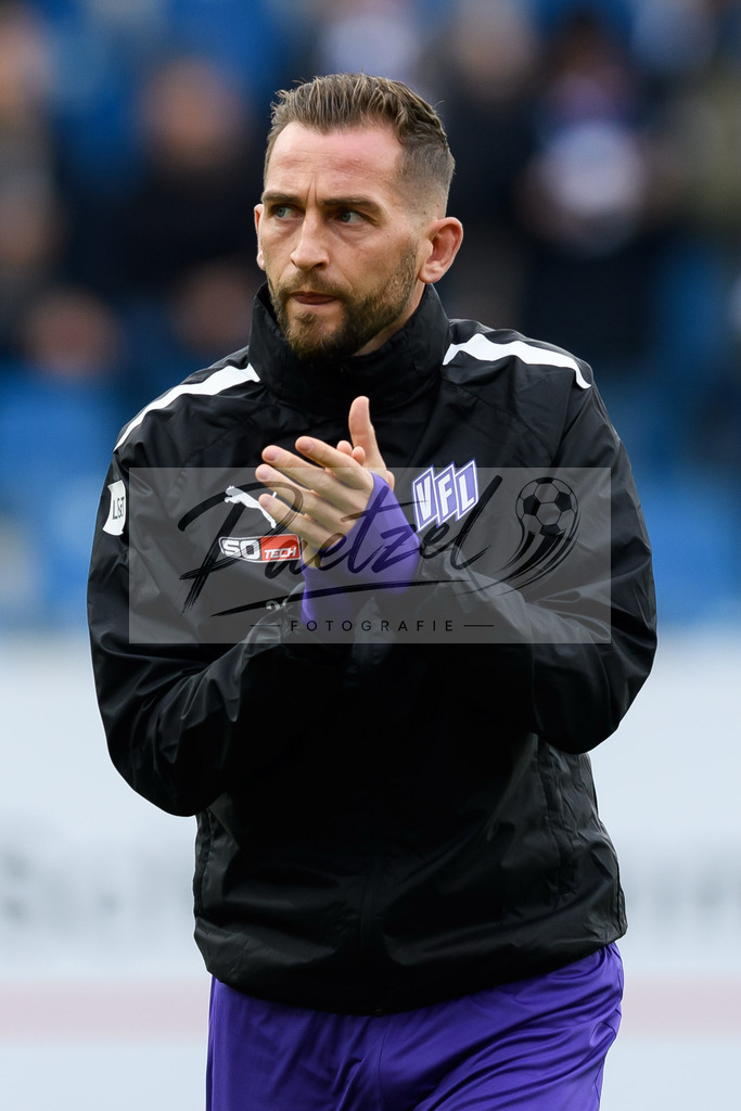 OSNTSV20211106_072 | Fussball, Herren: Marc Heider (VfL Osnabrueck) gestikuliert, Gestik bei dem Spiel der 3. Liga zwischen VfL Osnabrueck und TSV 1860 Muenchen im Stadion an der Bremer Bruecke am 06.11.2021 in Osnanbrueck, Deutschland.DFB / DFL REGULATIONS PROHIBIT ANY USE OF PHOTOGRAPHS AS IMAGE SEQUENCES AND/OR QUASI-VIDEO. - Realisiert mit Pictrs.com