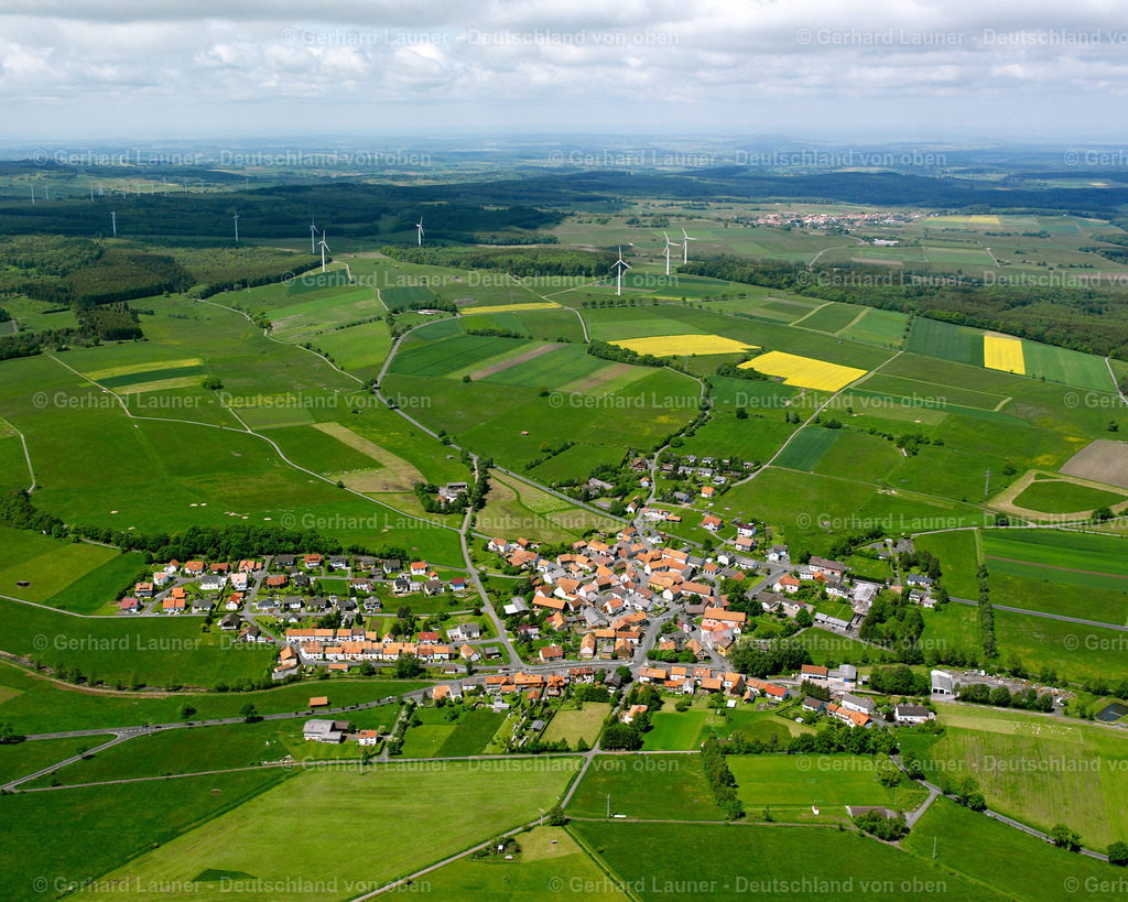 2615275 | DIRLAMMEN 09.06.2006 Landwirtschaftliche Nutzflächen und Feldgrenzen  umsäumen das Siedlungsgebiet des Dorfes in Dirlammen im Bundesland Hessen, Deutschland // Agricultural land and field boundaries surround the settlement area of the village  in Dirlammen in the state Hesse, Germany Foto: Gerhard Launer