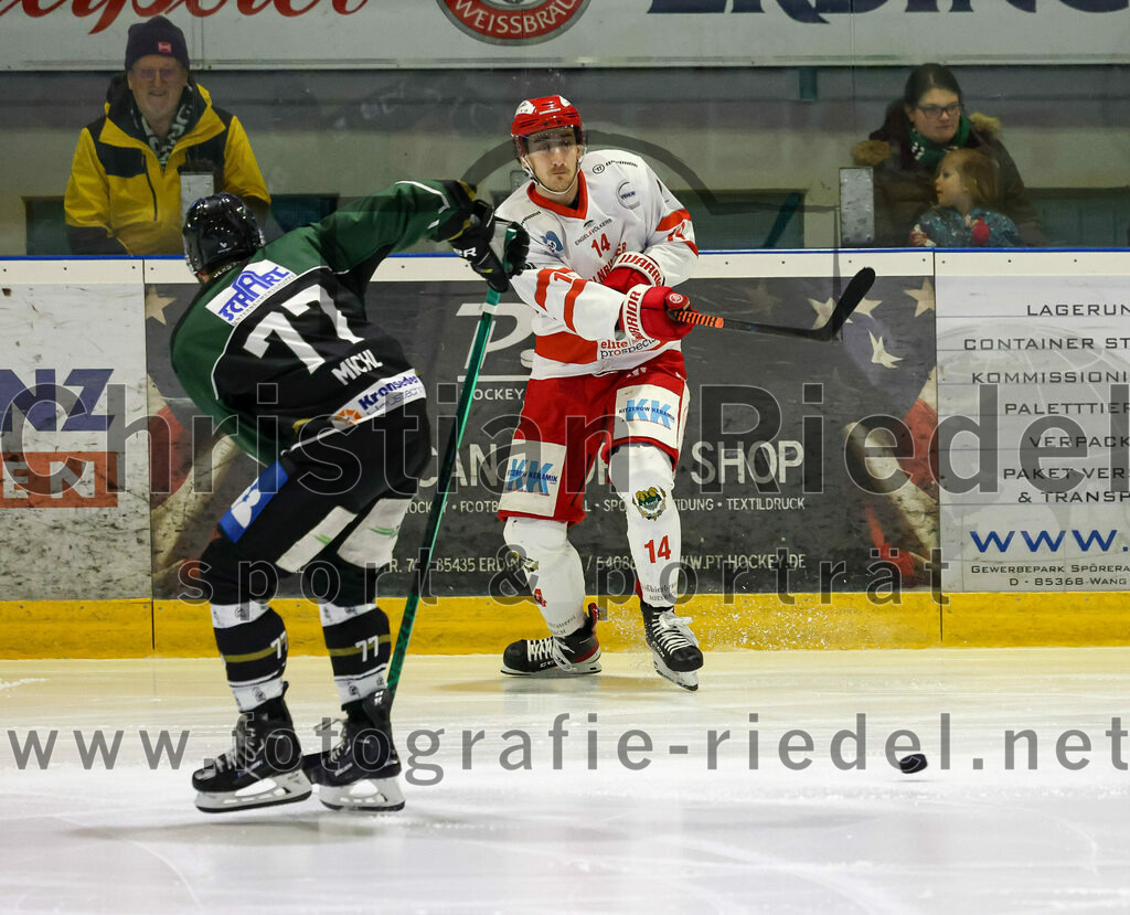 2023-03-19_016_TSV_Erding_gegen_TEV_Miesbach | Erding, Deutschland, 19.03.2023:
Eishockey, Bayernliga Playoffs 2022 / 2023, Halbfinale, TSV Erding gegen TEV Miesbach, Endergebnis: 

Philipp Michl (Erding Gladiators, #77), Nick Endress (TEV Miesbach, #14)

Foto: Christian Riedel / fotografie-riedel.net