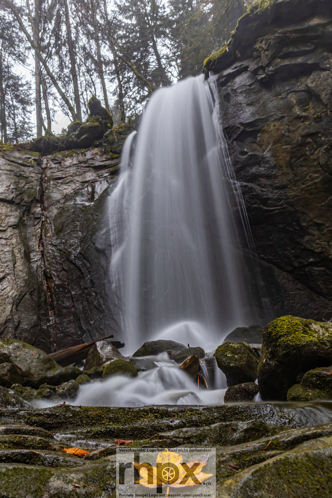 Wasserfall im Herbst | Stimmungsvolle Fotokunst aus Luzern. Erlebe den Pilatus, den See und die Stadt Luzern in exklusiven Aufnahmen in der Fotogalerie & Shop. - Realisiert mit Pictrs.com