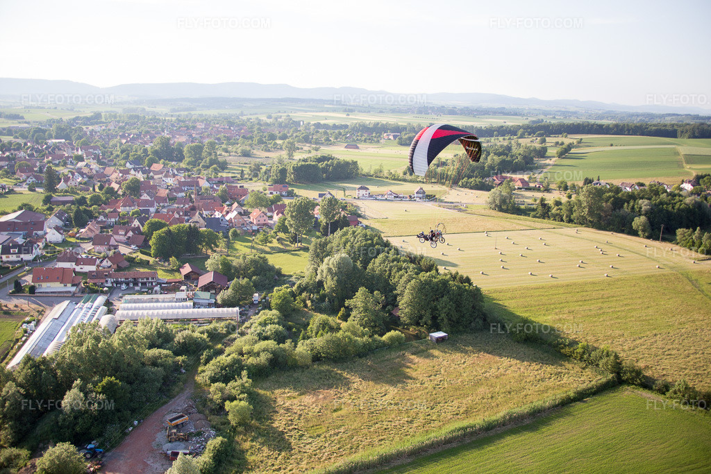 Aerial view: View of the town in Leiterswiller in the state Bas-Rhin, France. – Photo: IMG_080209.jpg taken on 06/05/2015 by Werner Riehm/FLY-FOTO.com – Resolution of the original: 5472 x 3648 px
