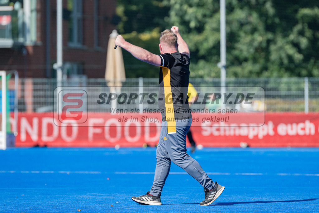 HK_20231001_105017 | 1.Bundesliga Herren Crefelder HTC - Harvestehuder THC am 1.10.2023 CHTC, Krefeld , Tomasz Laskowski ( Trainer Harvestehuder THC )