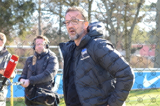 RGE_8008 | Nach dem Training hält Fredi Bobic auf dem Schenckendorffplatz eine Pressekonferenz ab. Fotograf. Ralf Gebhardt - Realisiert mit Pictrs.com