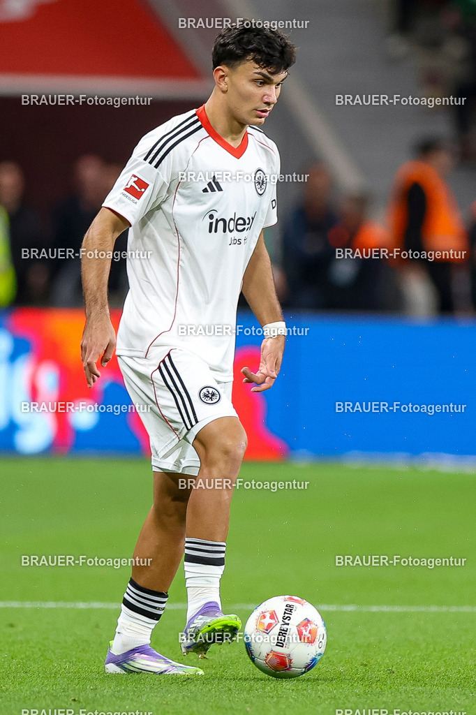 Bayer 04 Leverkusen vs Eintracht Frankfurt - Bundesliga  | Leverkusen, Deutschland, 12.09.25:   Can Yilmaz Uzun (Eintracht Frankfurt) in Aktion am Ball, Einzelaktion waehrend des Spiels der Bundesliga zwischen  Bayer 04 Leverkusen vs Eintracht Frankfurt in der BayArena(Foto von Brauer-Fotoagentur / Adrian Schlueter)
