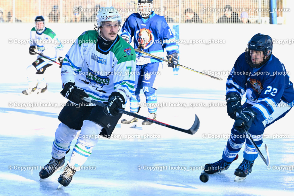 EC Tigers Paternion vs. EC FELD AM SEE/DSG LEDENITZEN | #7 Peterschitz Lukas EC FELD AM SEE Ledenitzen, #22 Neuschitzer Nino EC Tigers Paternion, EC Tigers Paternion vs. EC FELD AM SEE/DSG LEDENITZEN, EC Tigers Paternion vs. EC FELD AM SEE/DSG LEDENITZEN am 04.01.2026 in Paternion (Eislaufplatz Paternion), Austria, (Photo by Bernd Stefan)