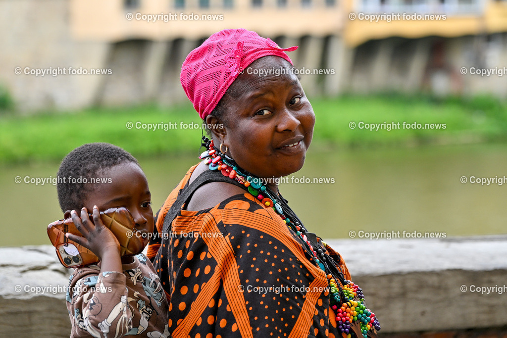 Italien_ Toscana_ Florenz_ 30.05.2024-180 | 30.05.2024, Italien, ITA, Toskana, Florenz im Bild Stadtansichten, Gebäude, Architektur, Touristen, Historisch, Souvenir, Altstadt, Museum, Statuen, Skulpturen, Piazza della Signoria, Statue David, Palazzo Vecchio, Neptunbrunnen, Piazza della Repubblica, Ponte Vecchio, Brücke, Uffizien, Kathedrale Santa Maria del Fiore, Arno, Fluß


Florenz, Firenze, ist eine italienische Großstadt. Nach Einwohnern ist sie die achtgrößte Stadt Italiens. Florenz ist die Hauptstadt sowie größte Stadt der Region Toskana und der Metropolitanstadt Florenz, in der etwa eine Million Menschen leben. Florenz ist für seine Geschichte berühmt. Leonardo da Vinci verbrachte große Teile seiner Jugend in Florenz, Michelangelo fand Unterschlupf in der Kirche der Medici, Galileo Galilei wohnte als Hofmathematiker in den Palästen der Medici. Von 1865 bis 1871 war die Stadt die Hauptstadt des neu gegründeten Königreichs Italien. Das historische Zentrum von Florenz zieht Jahr für Jahr Millionen von Touristen an. Die historische Innenstadt wurde von der UNESCO im Jahre 1982 zum Weltkulturerbe erklärt. 
Quelle: Wikipedia
