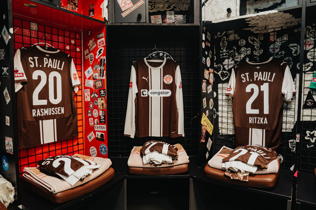 FCS00357 | Der offizielle Shop für FC St. Pauli Fotos. Wähle aus Spielszenen & Fanmomenten dein FCSP Wunschformat. Wir liefern Millerntor-Atmosphäre.