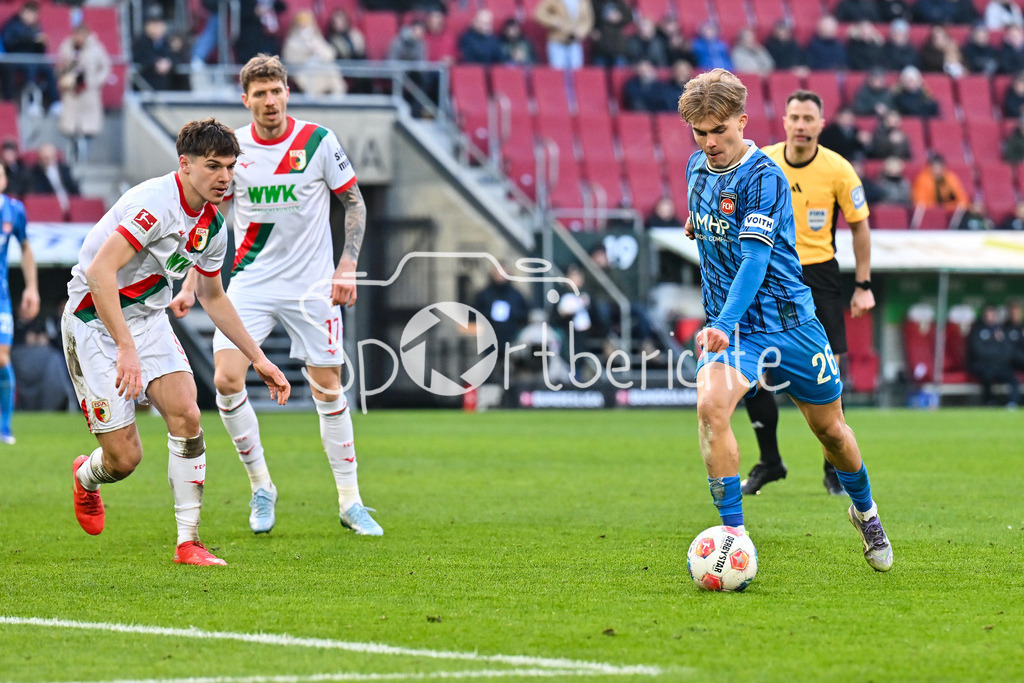 FC Augsburg - 1. FC Heidenheim | AUGSBURG, GERMANY - 15. FEBRUARY: im Duel Mert KOEMUER (KÖMÜR, KOMUR, FC Augsburg 36) und Hennes BEHRENS (1. FC Heidenheim 26) während dem Bundesligamatch zwischen dem FC Augsburg und dem 1. FC Heidenheim am 22. Spieltag in der WWK-Arena / DFL REGULATIONS PROHIBIT ANY USE OF PHOTOGRAPHS AS IMAGE SEQUENCES AND/OR QUASI-VIDEO