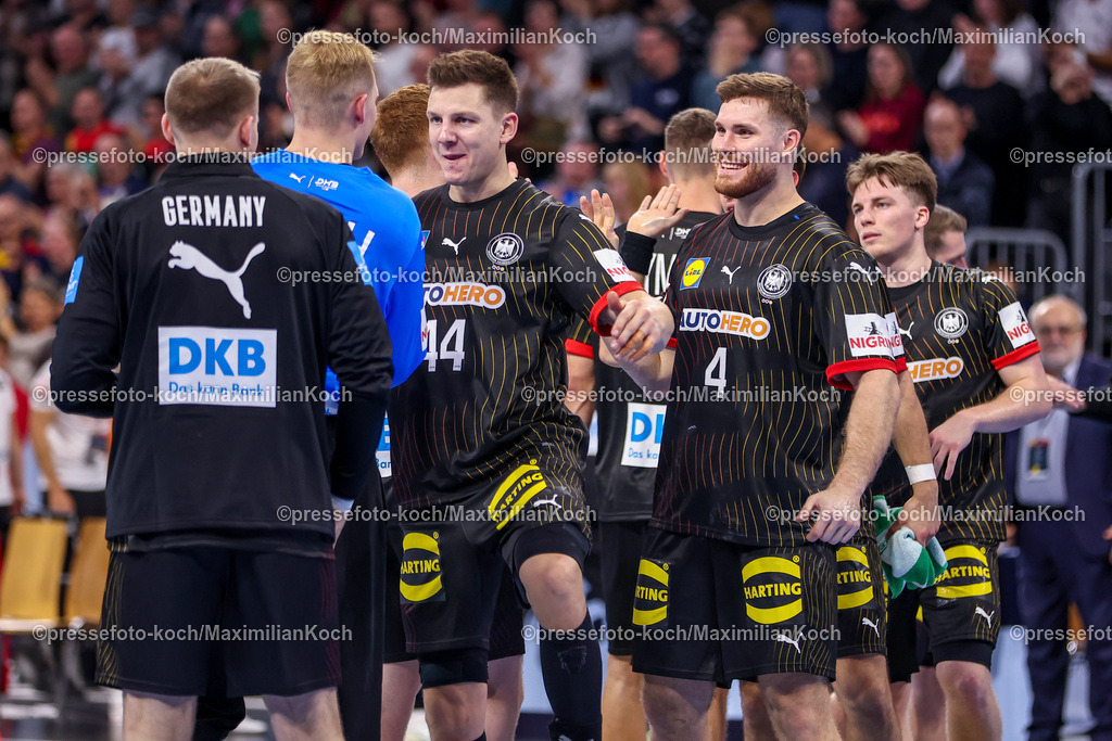 DHB07112401112 | 07.11.2024, Handball, EHF EURO Qualifiers, Deutschland - Schweiz, SAP Arena Mannheim: Abschlussjubel bei der deutschen Mannschaft nach dem 35 zu 26 Sieg gegen die Schweiz. Glückliche Gesichter beim Team der deutschen Nationalmannschaft. Christoph Steinert (GER #44), Johannes Golla (GER #4) mit Torwart David Späth (GER #1)