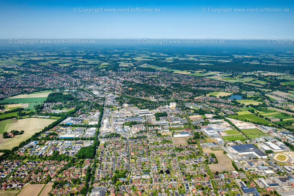 Cloppenburg_Gewerbegebiet_Ost_ELS_5006050623 | CLOPPENBURG 05.06.2023 Gebäude und Produktionshallen auf dem Lebensmittelhersteller- Werksgelände Pfanni der Emsland Food GmbH an der Straße Werner-Eckart-Ring in Cloppenburg im Bundesland Niedersachsen, Deutschland. Weiterführende Informationen bei: EMSLAND GROUP. // Buildings and production halls on the food manufacturer's premises Pfanni of Emsland Food GmbH on street Werner-Eckart-Ring in Cloppenburg in the state Lower Saxony, Germany. Further information at: EMSLAND GROUP. Foto: Martin Elsen