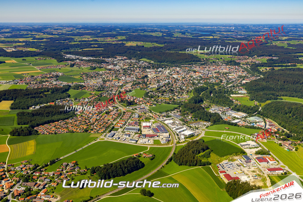 Aktuelles Luftbild von Gewerbegebiet Traunstein - Die Luftaufnahme wurde 2022 mittels UL-Flugzeug erstellt ( keine Drohne ) - hochauflösende Kamera-Systeme von  Canon -Beste Qualität - Für grossformatige Ausdrucke geeignet. Die Geschenkidee !