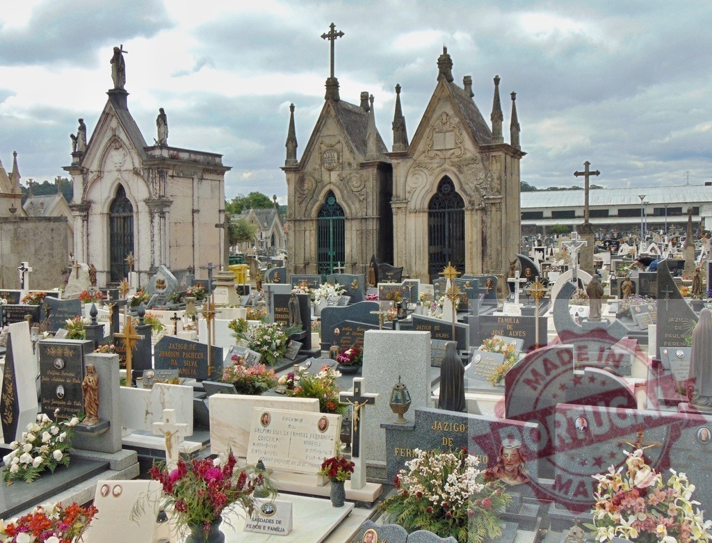 Gravestones and large mausoleums in a historic cemetery. Region Norte - Portugal | Gravestones and funeral monuments filling a large cemetery with ornate mausoleums under a cloudy sky - Realisiert mit Pictrs.com