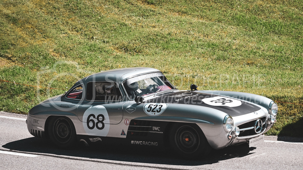 19. Arosa ClassicCar 2023 - 1. September 2023 | 19. Arosa ClassicCar 2023
Arosa, Schweiz
Kraihamer Laura aus Mattsee mit der Startnummer 523 in einem Mercedes Benz 300 SL Gullwing, Jahrgang 1955, in der Klasse Competition.
@arosaclassiccar, @arosa.official, #arosaclassiccar, #arosa, #76curves, #classiccar
Bild: Sportfotografie Markus Aeschimann | www.markus-aeschimann.ch - Realisiert mit Pictrs.com